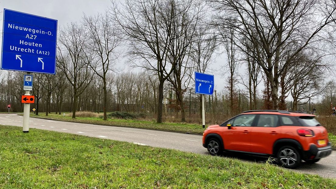 De beoogde boorlocatie ligt naast een doorgaande weg.