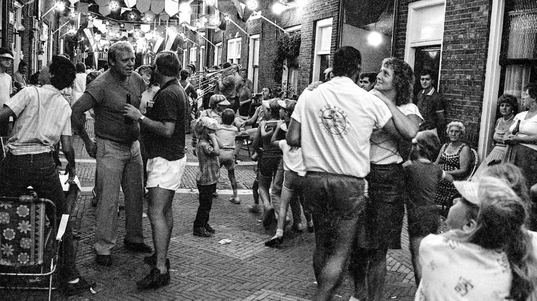 Het buurtfeest in de Kockstraat in 1986.