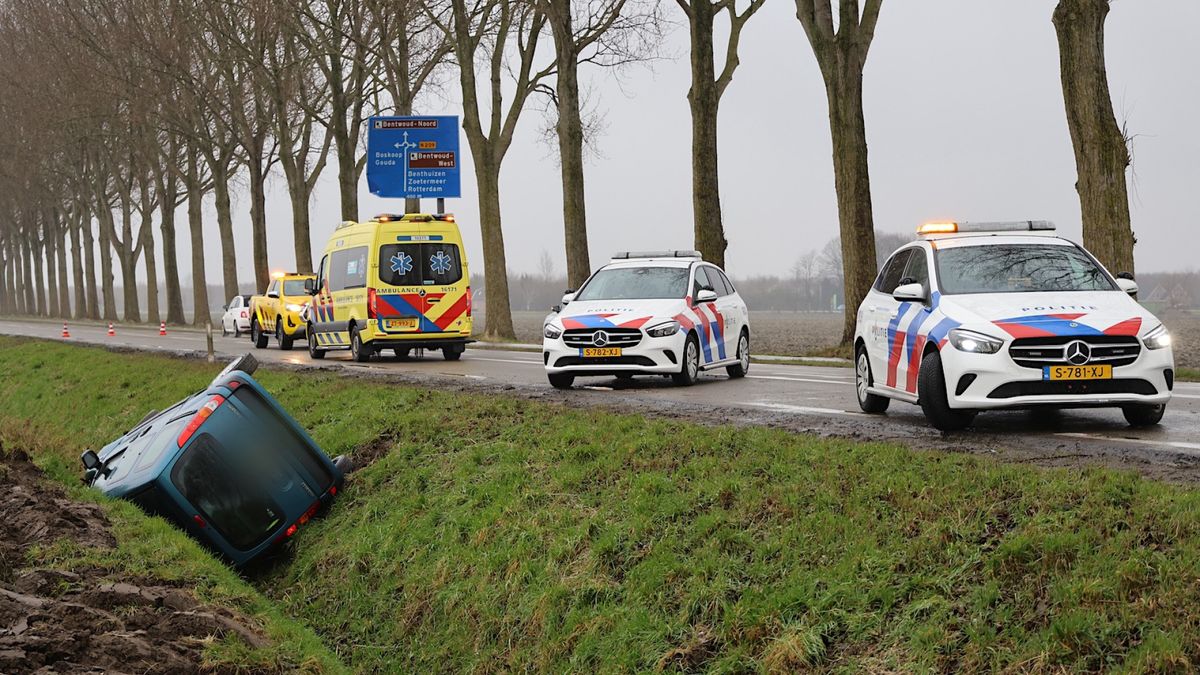 Auto belandt ondersteboven in greppel