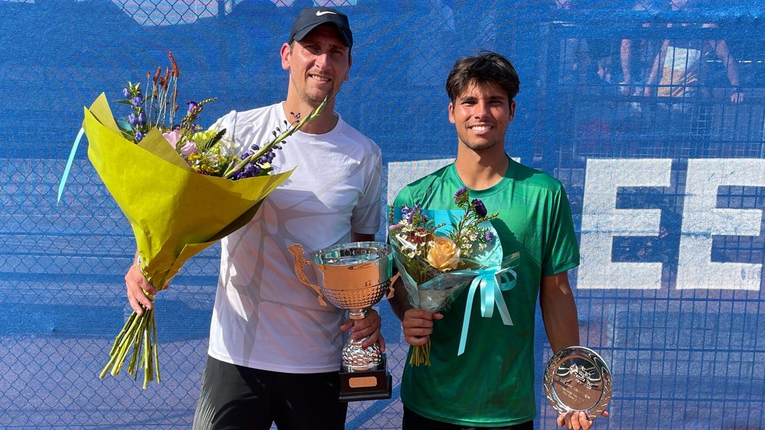Thiemo de Bakker (links) en Sidané Pontjodikromo (rechts) na de finale in Haren