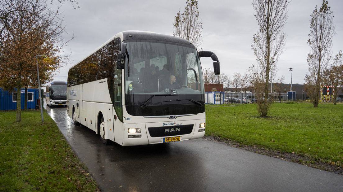 De bussen met asielzoekers vertrekken van Ter Apel naar Kijkduin