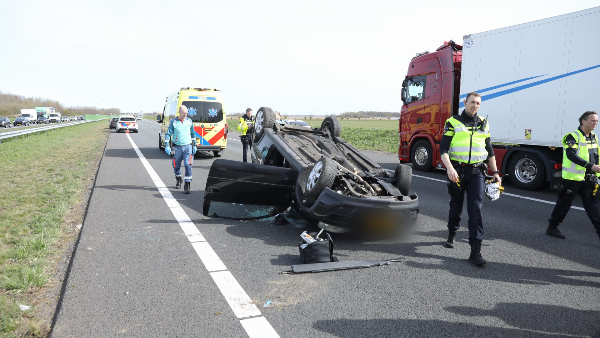 Ongeluk A27 richting Almere, flinke file | Gewapende man op de vlucht in Utrecht.
