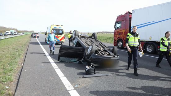 Ongeluk A27 richting Almere, flinke file | Gewapende man op de vlucht in Utrecht. Ongeluk A27 richting Almere, flinke file | Gewapende man op de vlucht in Utrecht.