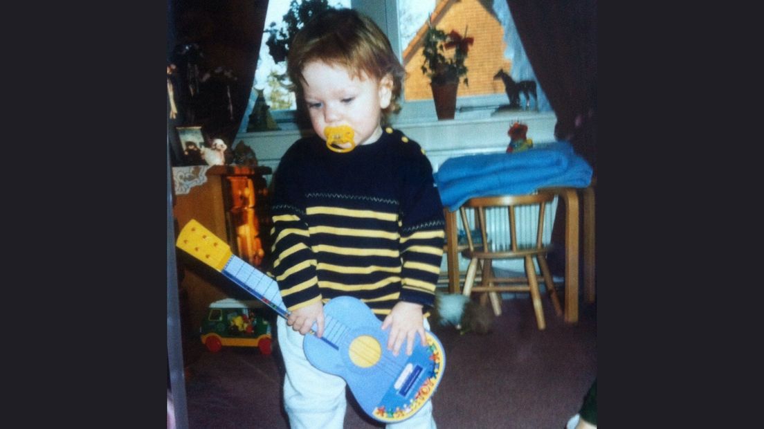 Leroy maakte al jong kennis met muziek en de gitaar.