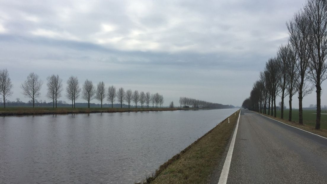 Het Van Starkenborghkanaal tussen Gaarkeuken en Eibersburen.