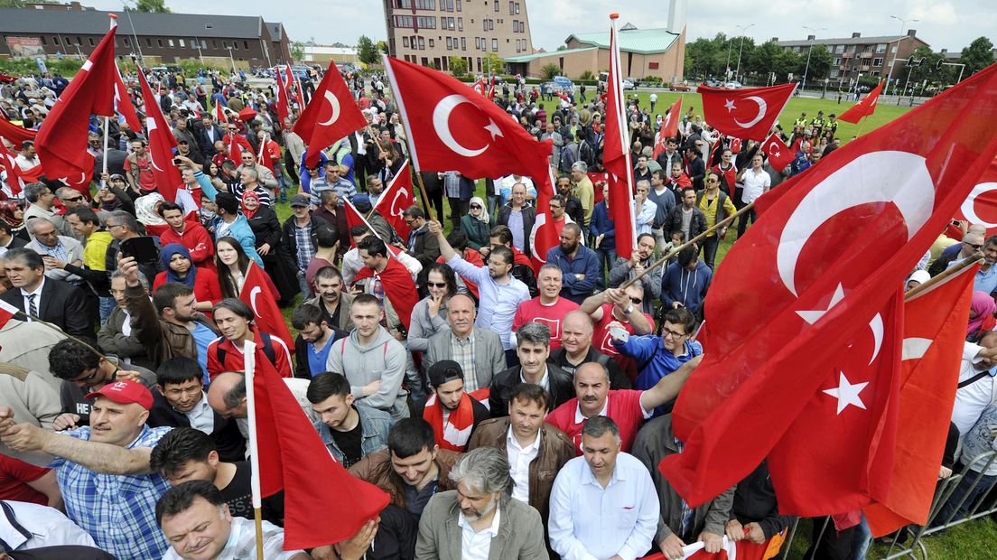 Demonstratie van Turken tegen genocidemonument