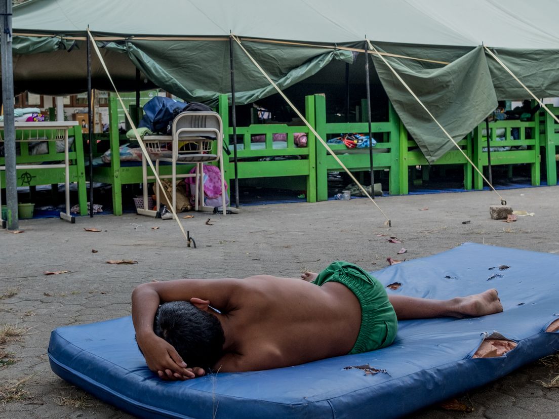 Kinderen slapen in tenten op het complex