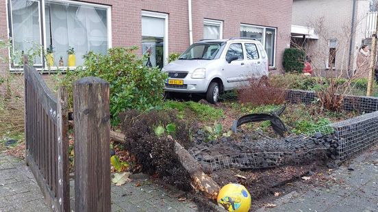 112 Nieuws: Auto schiet voortuin in en knalt tegen woning | Kop-staartbotsing in Enschede. 112 Nieuws: Auto schiet voortuin in en knalt tegen woning | Kop-staartbotsing in Enschede.