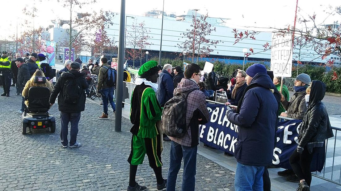 De demonstranten bij de Jaarbeurs.