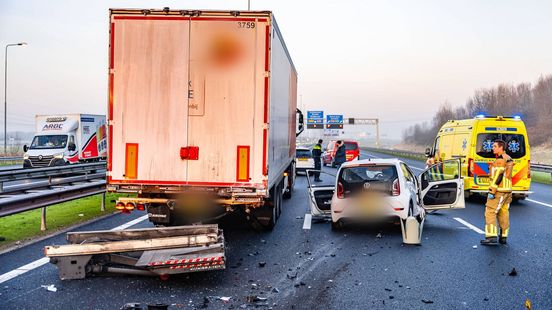 Vrouw (26) komt om het leven bij zware aanrijding op A73