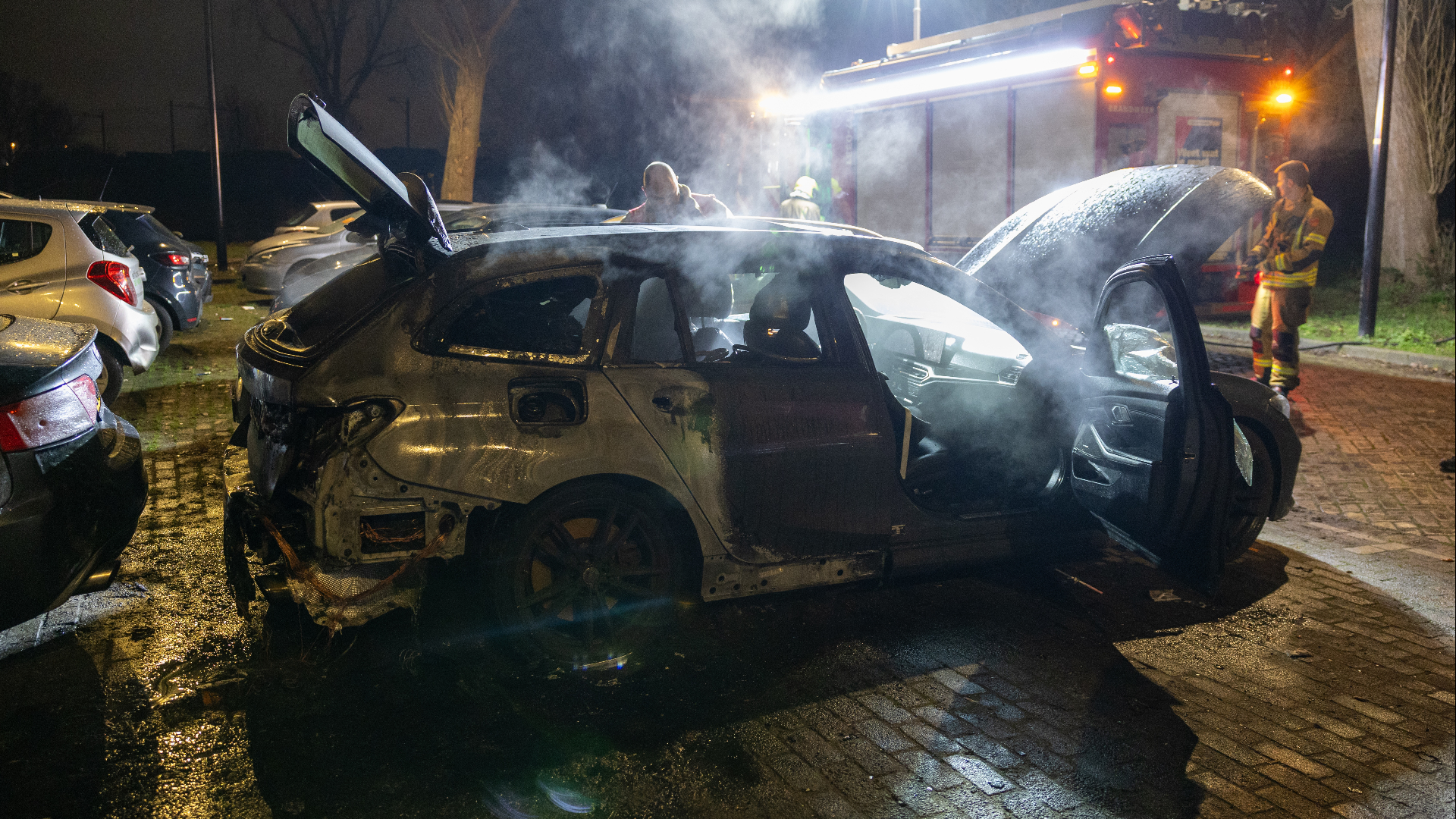 Auto in brand aan Van Hoornbeekstraat.