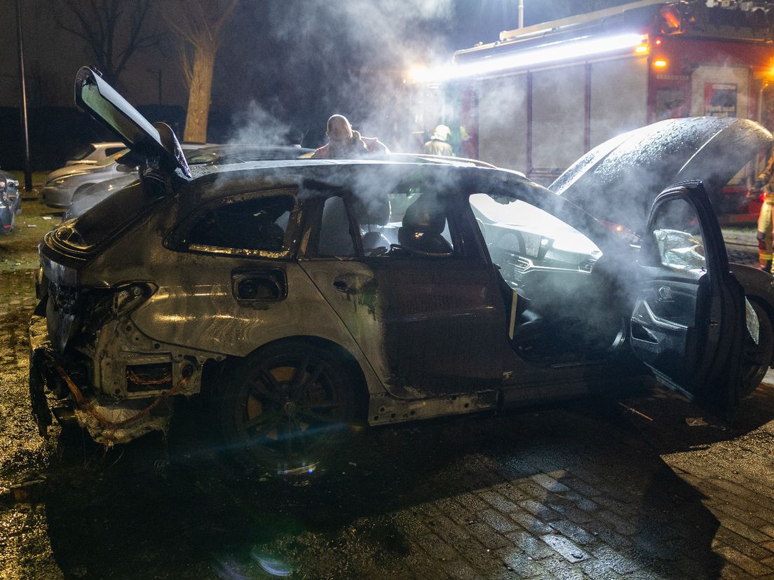 Auto in brand aan Van Hoornbeekstraat.
