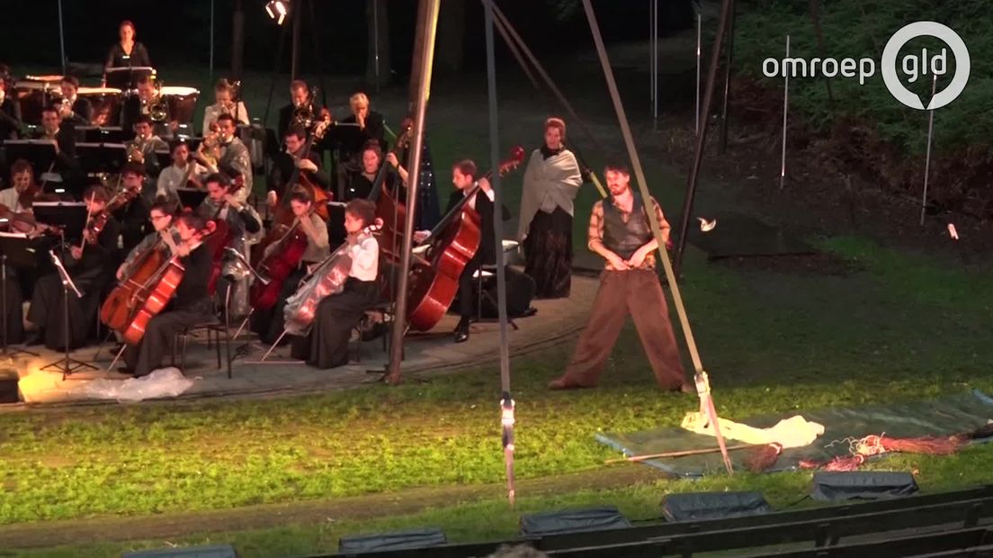 Een bijzondere voorstelling in openluchttheater de Pinkenberg in Velp. In de bossen wordt daar vanaf vrijdag de sprookjesopera Hänsel und Gretel, de Duitse namen voor Hans en Grietje, uitgevoerd.