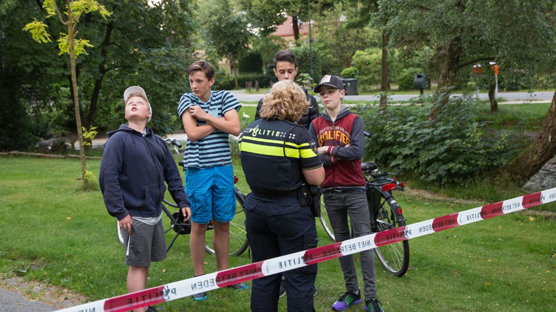 Vier van de vijf jongens die de vrouw in het water vonden.