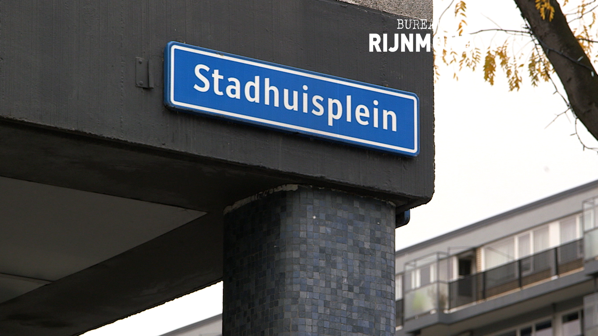 Bij een schietpartij op het Stadhuisplein raakte een 32-jarige Rotterdammer gewond.