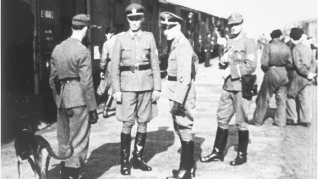 SS'ers bij een van de deportaties, derde van links is kampcommandant Gemmeker