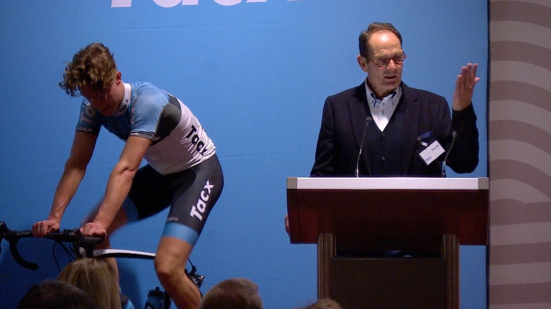 Voorzitter Kees Bal tijdens de persconferentie van de Tacx Pro Classic