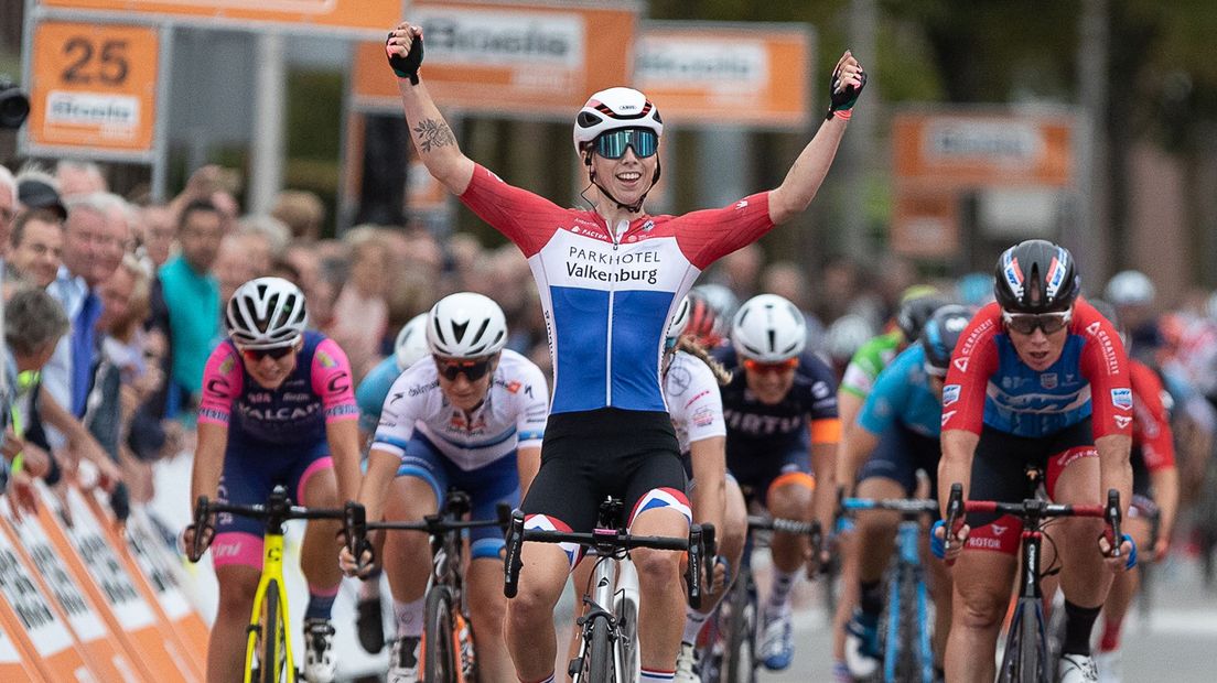 Lorena Wiebes wint in haar Nederlandse kampioenstrui