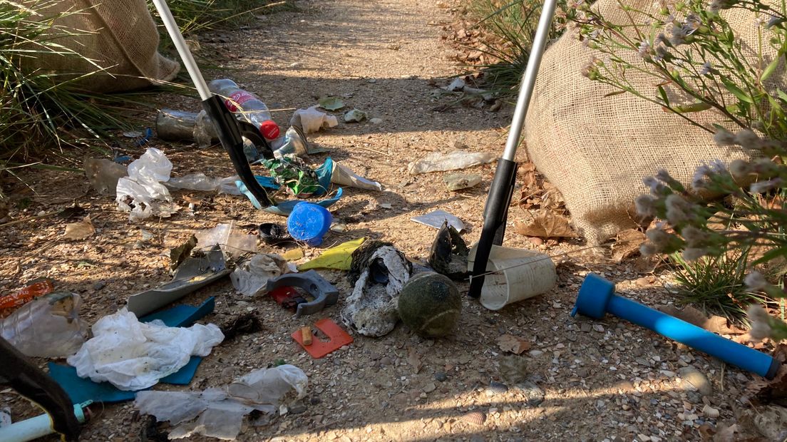 De vrijwilligers komen van alles tegen. Van plastic, flessen en blikjes tot petten