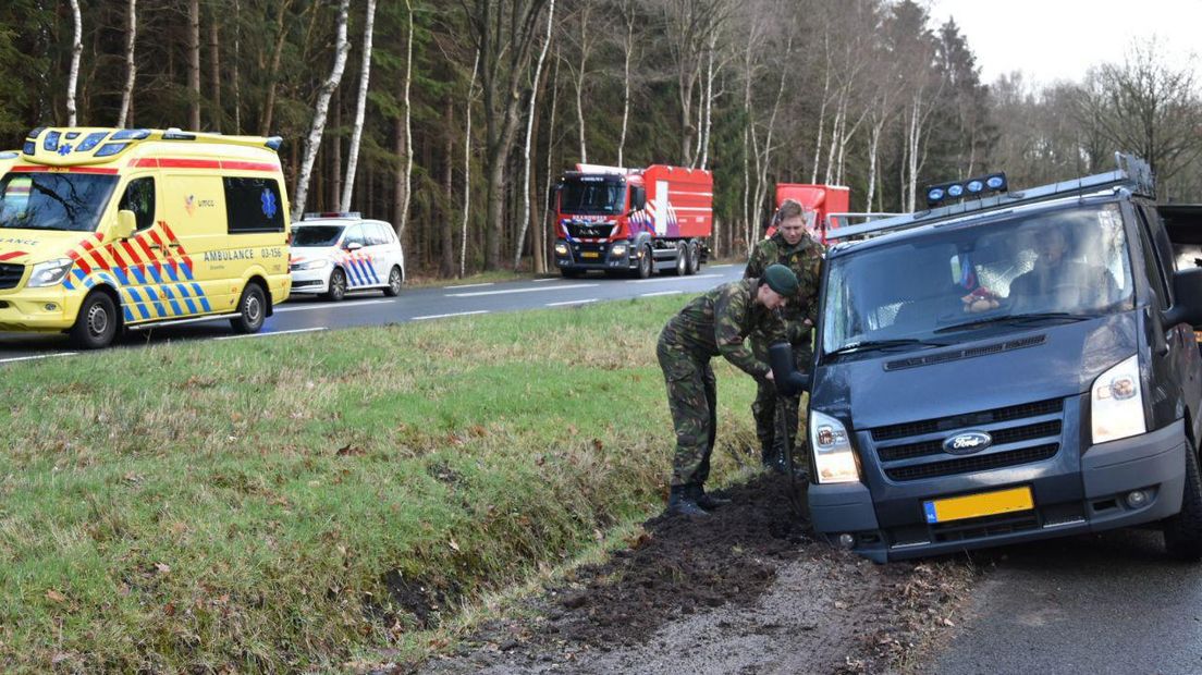 Omstanders kwamen met hun auto's vast te zitten in de berm (Rechten: De Vries Media)