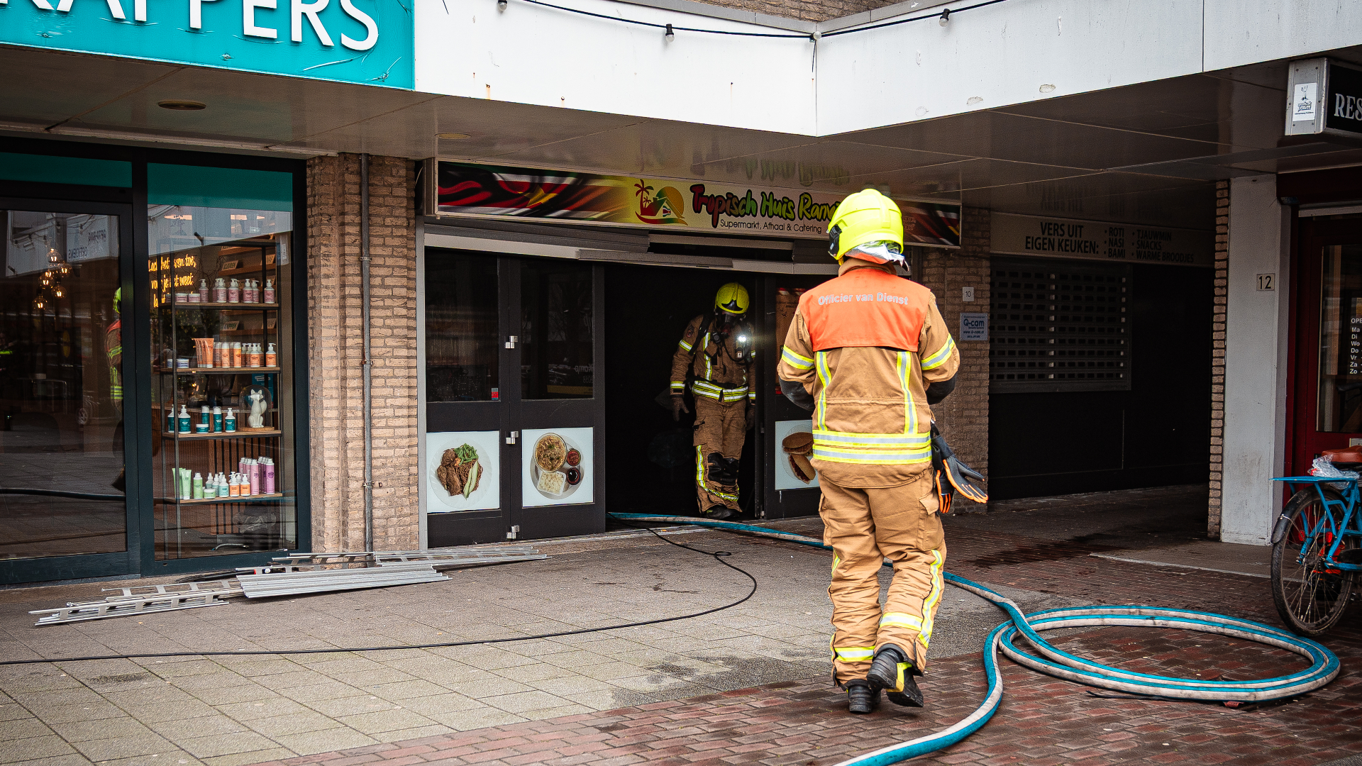 Het vuur ontstond in de keuken van de toko.