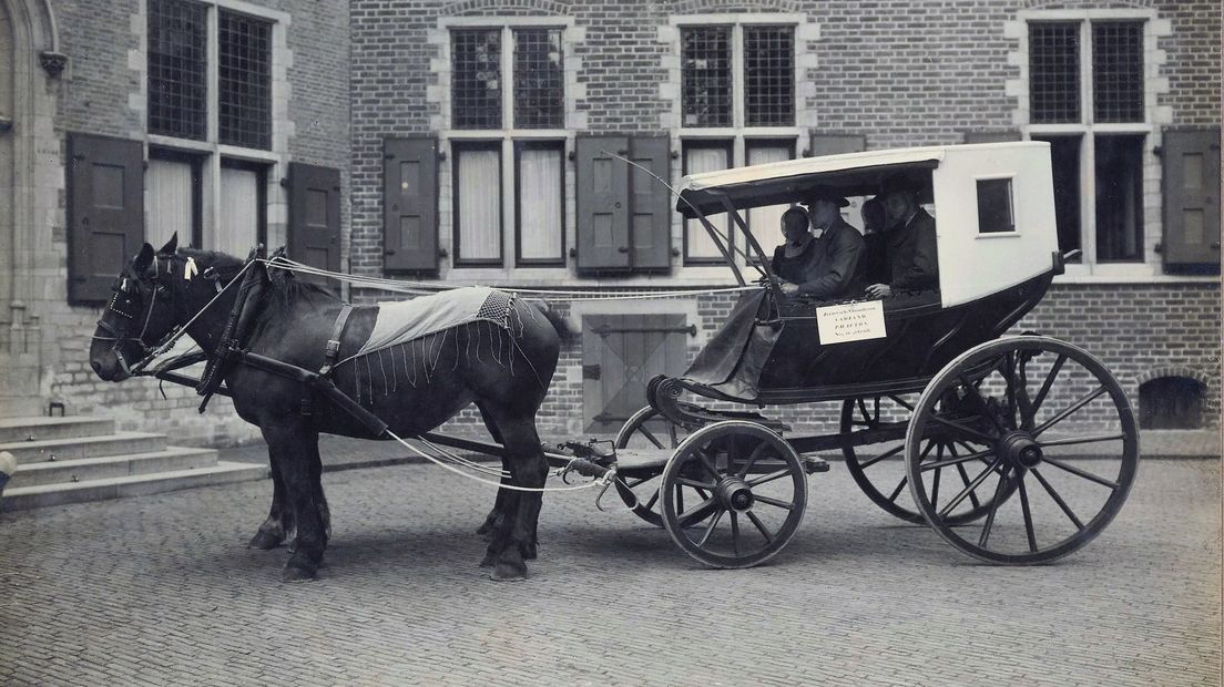 Een riemenwagen in vroeger tijd