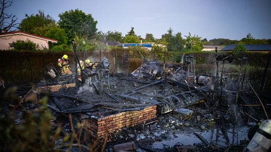Vakantiehuisje volledig afgebrand, één persoon naar het ziekenhuis