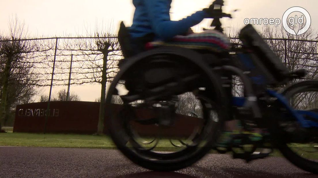 Ze had het zich eigenlijk wel een beetje anders voorgesteld. Maar Romy is niet het type dat bij de pakken neer gaat zitten. Samen met haar moeder was ze twee jaar geleden aan het trainen voor de Roparun, de langste non-stop hardloop estafette ter wereld, maar Romy werd ziek. Door een erfelijke aandoening belandt ze in een rolstoel. Toch laat dat haar niet weerhouden mee te doen.