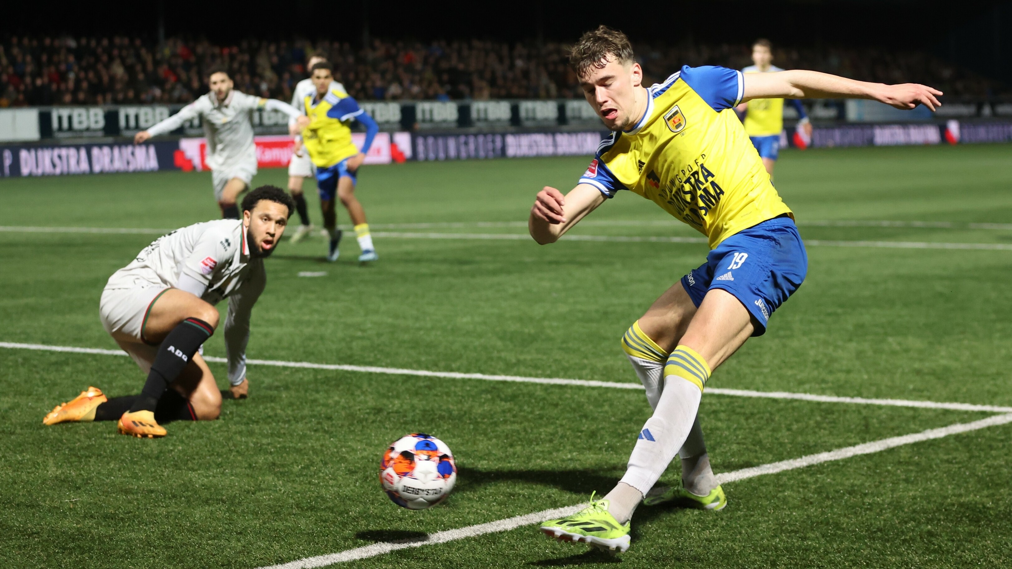 Milan Smit krijt de bal der net yn