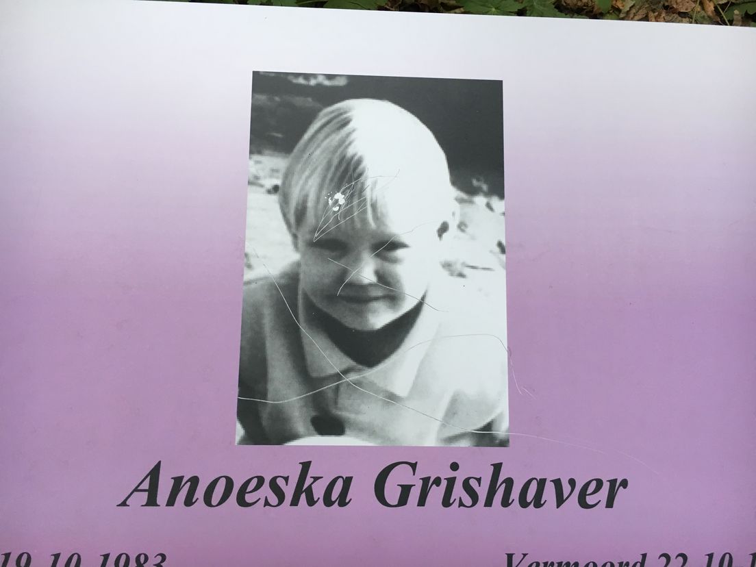 De nieuwe, kleurrijke gedenkplaat voor Anoeska Grishaver