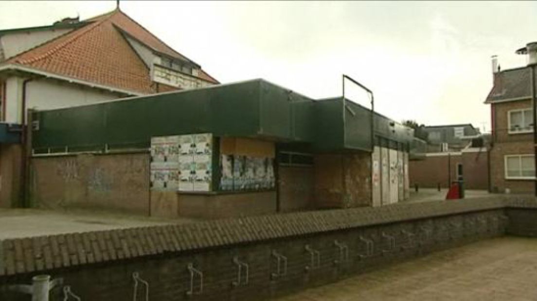 De eierhal in Nijkerk wordt afgebroken, op een andere plek gerestaureerd en later weer teruggezet.