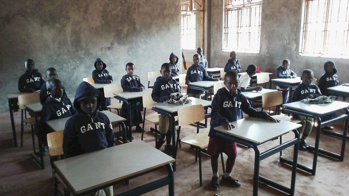 Basisschool in Hengelo doneert tientallen meubels aan school in Tanzania