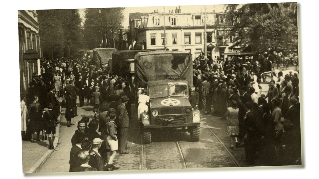 Operatie Faust op de Wittevrouwenstraat, op de achtergrond de Biltstraat. Utrecht 2 - 7 mei 1945.