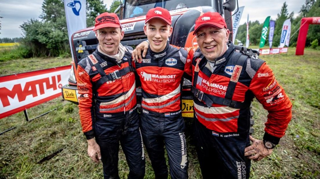 Mitchel van den Brink uit Harskamp maakt in januari zijn debuut in de Dakar Rally in Peru. Met zijn 16 jaar is hij de jongste deelnemer ooit. Dat meldt zijn team Mammoet Rallysport.