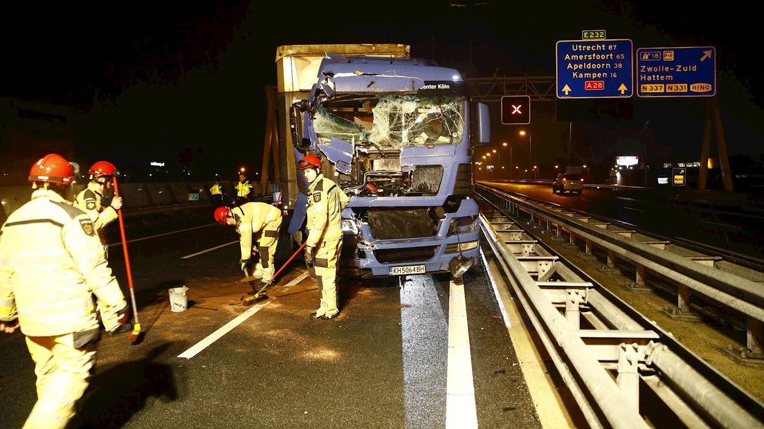 A28 bij Zwolle volledig afgesloten na ongeval met vrachtwagen