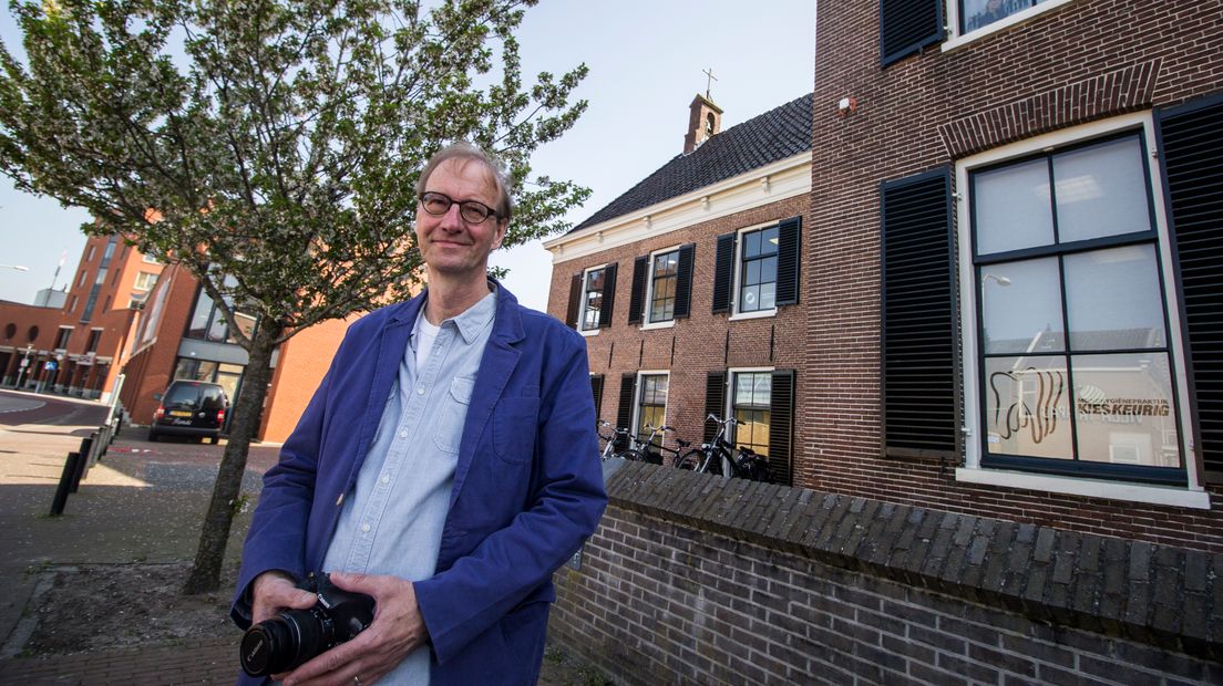 Vraagsteller Bert Westervaarder voor het torentje op het Pelinckhuis (Rechten: RTV Drenthe/Robbert Oosting)