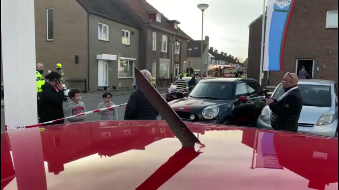 Een brokstuk van het vliegtuig dat terechtkwam op een auto in de Sint Josephstraat in Meerssen
