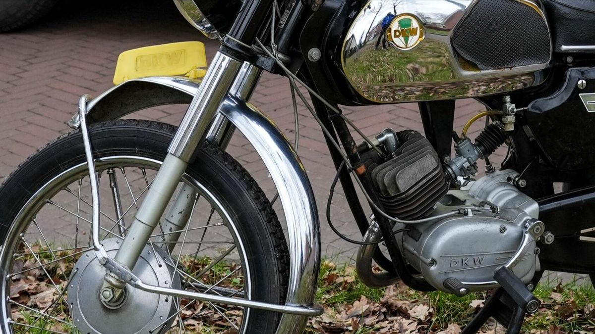Bromfietser gewond bij botsing met bestelbus in Valthermond