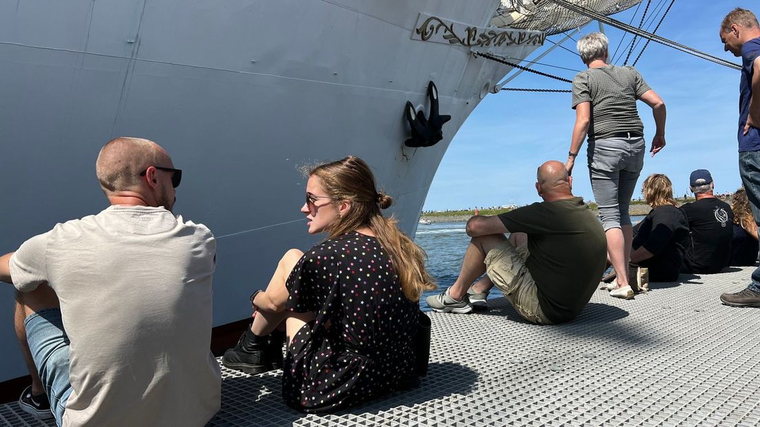 Mensen wachten op de Sail Out van de tallships uit Harlingen
