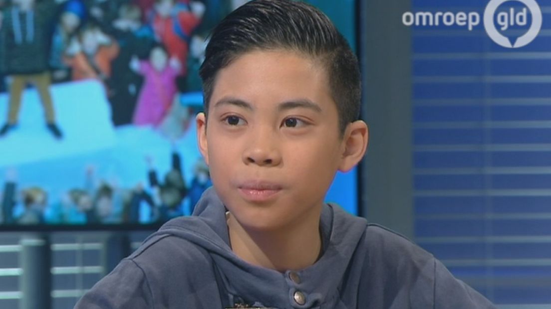 Na jarenlang in spanning te hebben gezeten kwam donderdag voor de 13-jarige Tri Pham uit Wageningen dan eindelijk het verlossende woord: hij en zijn ouders mogen in Nederland blijven en hoeven niet terug naar Vietnam. Tri vertelt over de onzekerheid en de opluchting bij In Gelderland Live en nam ook klasgenootje Daan mee naar de studio.