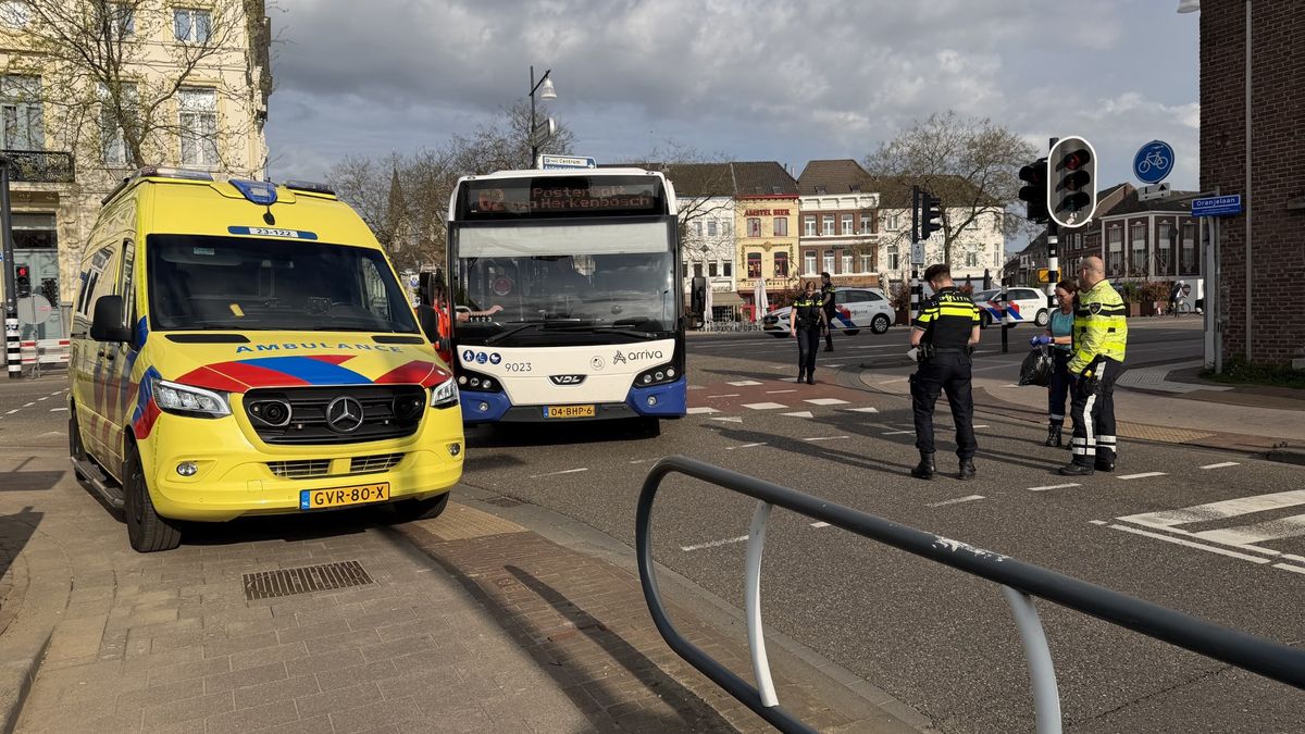 Vrouw geschept door bus in Roermond