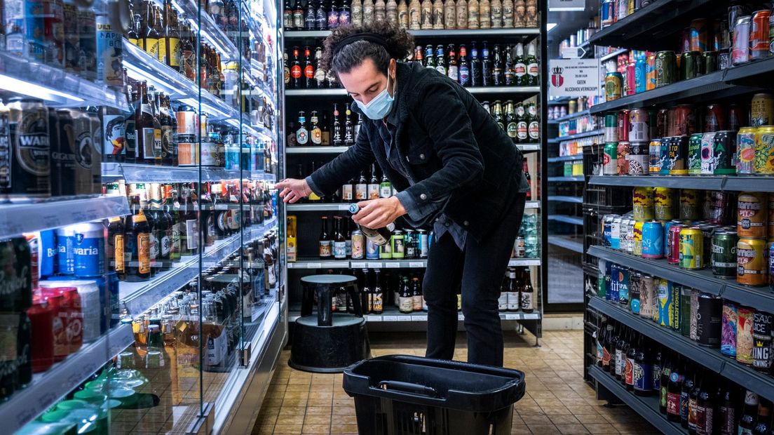 Sinds 1 december is een mondkapje verplicht, onder meer in de supermarkt