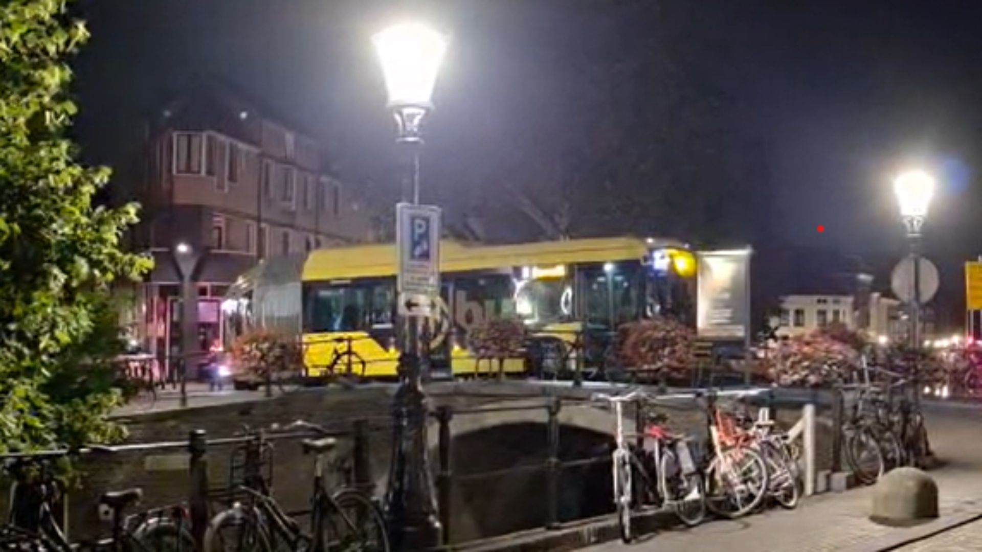 Bus vast op brug over Utrechtse gracht na verkeerde afslag