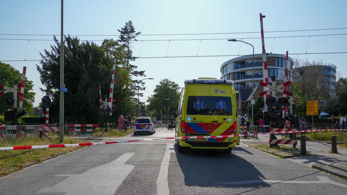 De spoorwegovergang in Emmen waar het ongeluk gebeurde