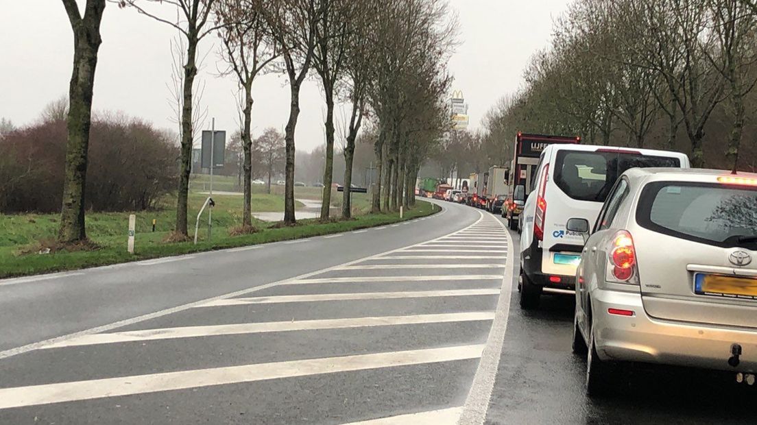 Een file bij de Blauwe Roos in Winschoten.