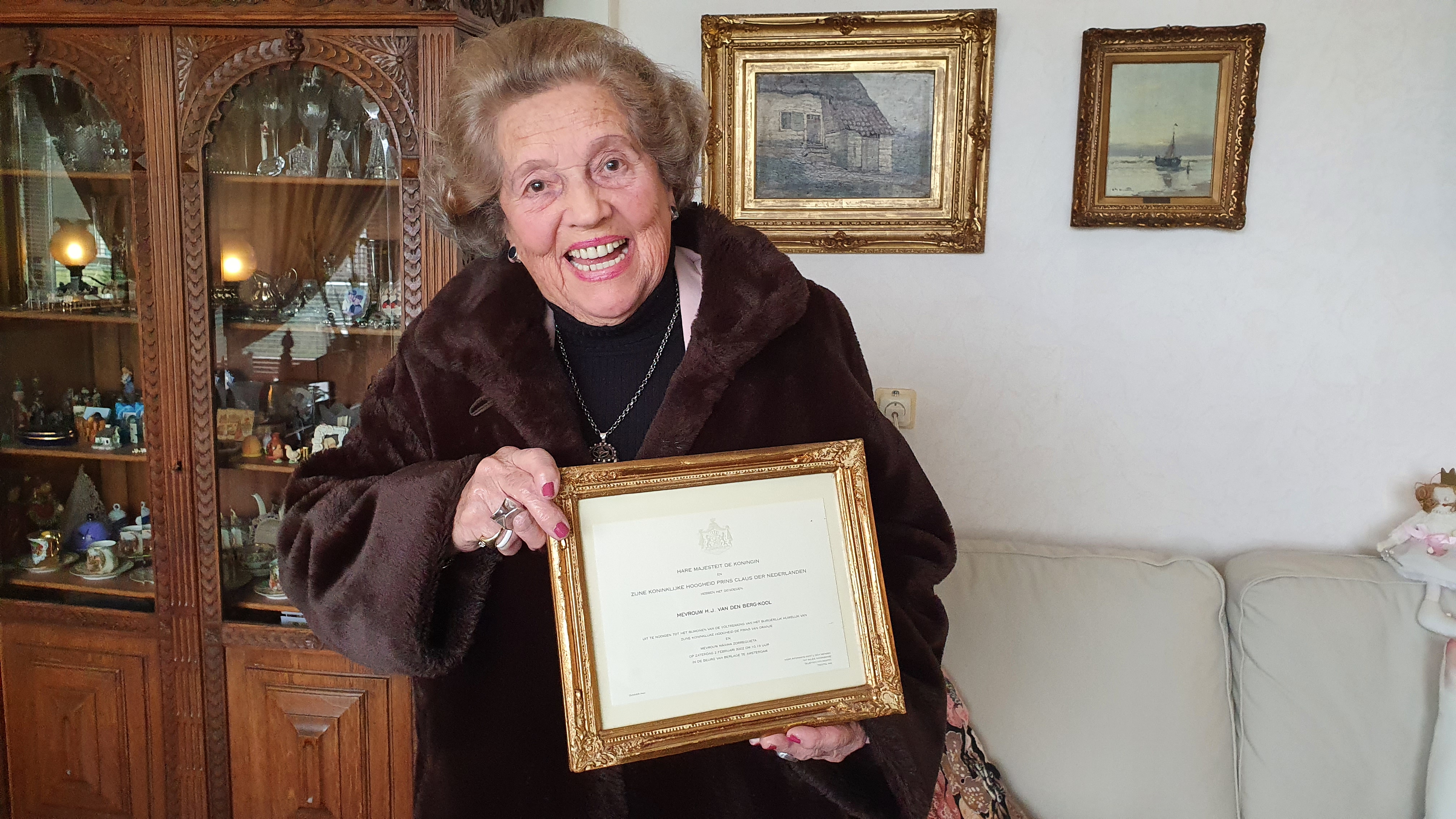 Mies van den Berg met de uitnodiging voor het Koninklijk huwelijk