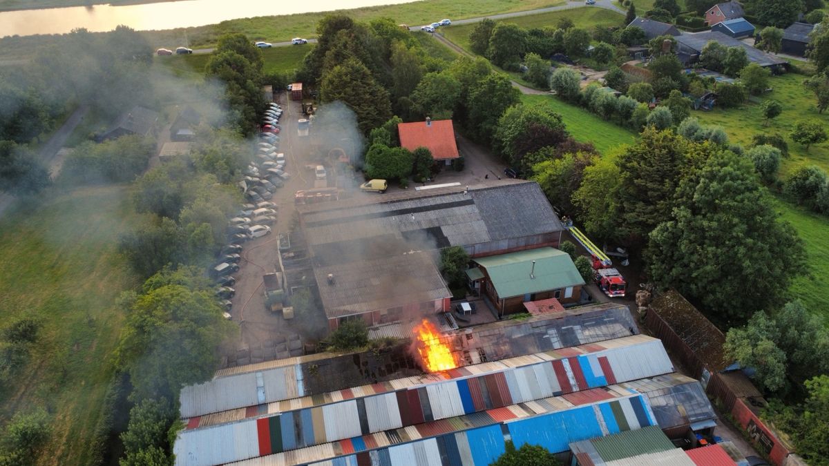 Brand in grote loods Hagestein, vlammen slaan uit het dak