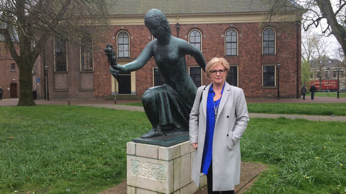 Voorzitter Marga Komen bij het monument waar in Assen voortaan de dodenherdenking wordt gehouden (Rechten: Margriet Benak/RTV Drenthe)