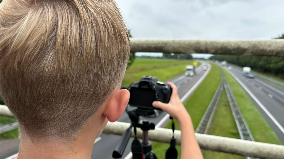 Belgen, Duitsers, Fransen en 10-jarige Simon zitten langs snelweg om trucks voor Truckstar te spotte