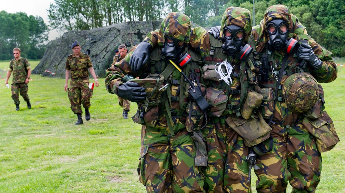 Militairen met gasmaskers tijdens een oefening (Rechten: ANP / Marcel Antonisse)